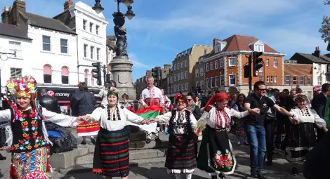 Чилновските баби поведоха хорото на площада в квартал Енфилд. 			              Снимки: Личен архив