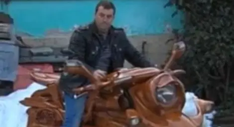 Майстор от Трявна кара мотоциклет от дъб