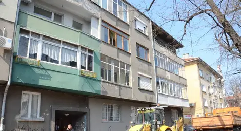 Четириетажен блок се нацепи за часове