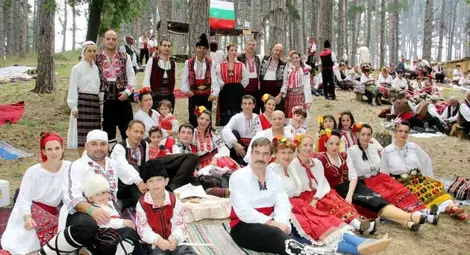 Танцьорите от &bdquo;Кукери&ldquo; садят дръвчета на пролетен излет 