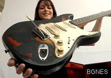 Продадоха китара на Боб Дилън за близо 1 млн. долара