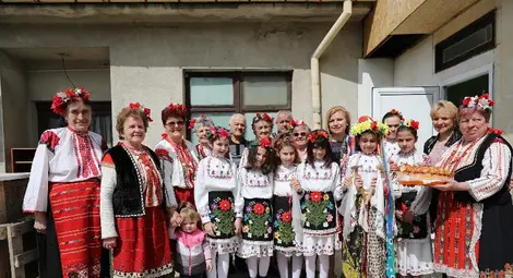 Закичени с цвете девойки обиколиха с песни Николово