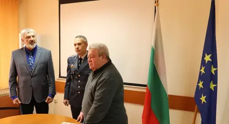 Кметът на Ценово д-р Петър Петров стана единственият кмет от Русенско с медал от министъра на отбраната Атанас Запрянов за високи резултати при съхраняването на военноисторическото наследство Кметът на Ценово д-р Петър Петров стана единственият кмет от Русенско с медал от министъра на отбраната Атанас Запрянов за високи резултати при съхраняването на военноисторическото наследство