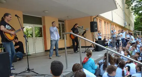 Български хитове звучаха в последния час на малките ученици в Европейското