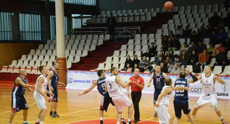 Баскетболистите влязоха в тройката след разгромна победа във Варна