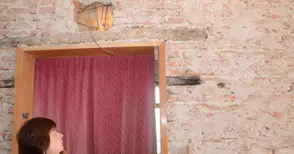 Тухли падат заедно с тапетите  в къщата-музей „Баба Тонка“