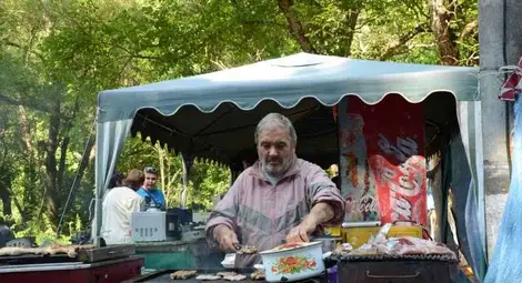 Панаирът помири религиите с румънски църковни свещи и синьото око на Аллах