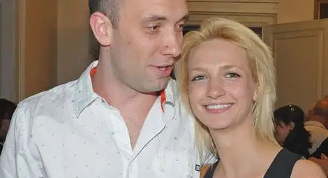 Захари Бахаров обзаведе жена си с лъскав джип за 200 бона