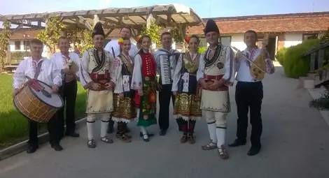 Танцьорите от &bdquo;Кукери&ldquo; канят русенци на пъстър имен ден