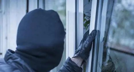 Крадец с качулка два пъти обрал един и същ магазин на Коледа