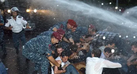 Демонстрантите в Ереван издигат барикади в градския център