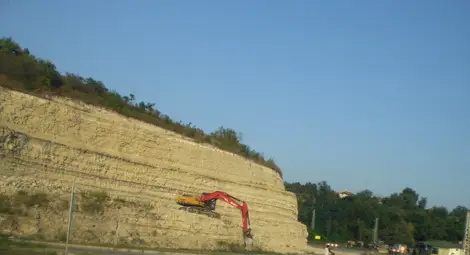 Разбиват скалите край Бяла за разширение на селски път