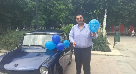 Рожденикът Станимир Станчев изненадан от колеги с обиколка на Русе с трабант
