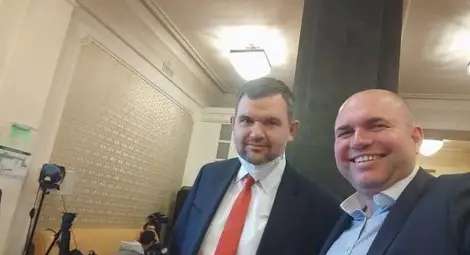 Депутатът от &bdquo;Демократична България&ldquo; и &bdquo;Зелено движение&ldquo; &ndash; Владислав Панев вчера бе публикувал селфи в социалните мрежи с Пеевски.