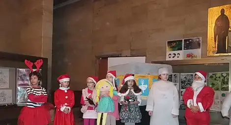 Второкласници изиграха коледна пиеска в русенската библиотека