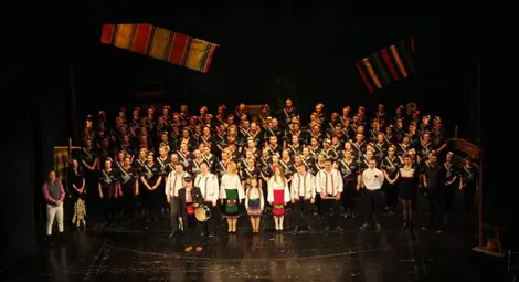 „Българе“ танцуват заедно с „Играорци“ на 16-ия рожден на русенската школа „Българе“ танцуват заедно с „Играорци“ на 16-ия рожден на русенската школа