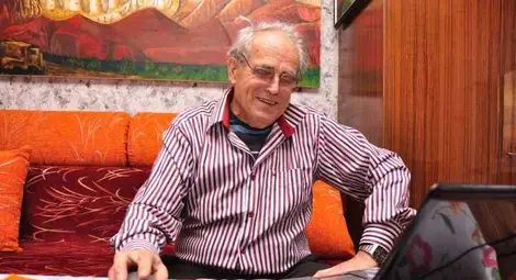 Професорски ръце си почиват с картини от чертането на зъбни колелета Професорски ръце си почиват с картини от чертането на зъбни колелета