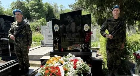 Пет военни залпа в гробищния парк „Чародейка“ в Русе отбелязаха 20-годишнината от гибелта на офицерски кандидат Валентин Донев в Ирак Пет военни залпа в гробищния парк „Чародейка“ в Русе отбелязаха 20-годишнината от гибелта на офицерски кандидат Валентин Донев в Ирак