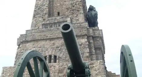 Паметникът на връх Шипка се руши
