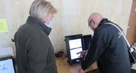 Участници в демо гласуването в Русе: Не е трудно, но трябва да се внимава