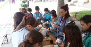 Малки художници сгъват оригами  и правят причудливи колажи