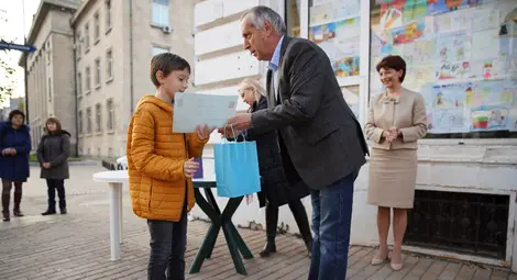 Клуб &ldquo;Образование&rdquo; към ГЕРБ &ndash; Русе награди 51 участници в конкурса за рисунка &bdquo;Будители, поклон!&rdquo; и поднесе цвете на 21 заслужили учители и културни дейци