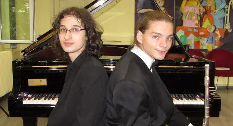 Флейтистът Димитър Димитров /вдясно/ свири с пианиста Николай Димитров на финала на конкурса. Снимка: Русе Медия Флейтистът Димитър Димитров /вдясно/ свири с пианиста Николай Димитров на финала на конкурса. Снимка: Русе Медия