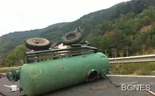 Почина шофьорът, затиснат в обърналата се цистерна с газ