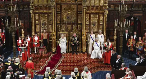 Кралица Елизабет II произнася речта със законодателната програма на правителството пред двете камари на британския парламент в Лондон Кралица Елизабет II произнася речта със законодателната програма на правителството пред двете камари на британския парламент в Лондон