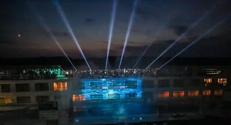 Първият плаващ концерт напълни брега с публика Първият плаващ концерт напълни брега с публика