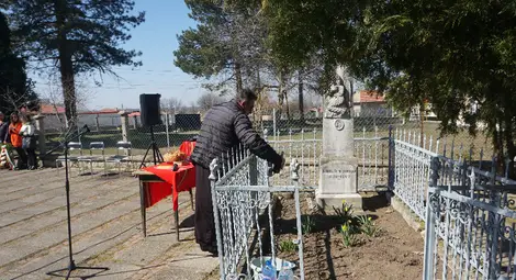 Почетоха с цветя и панихида паметта на Филип Тотю в Две могили /галерия/