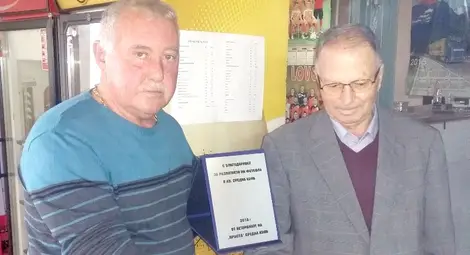 Ветераните в Кулата с грамота за Стоян Попов