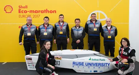 Управлението на подобрената версия на болида е поверена на Илияна Минковска и Елица Накова. 		Снимка: ШЕЛ