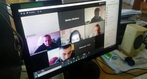 Учители настояха за прекратяване на присъственото обучение