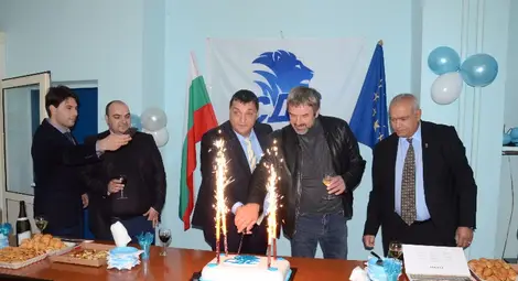 СДС чукна 26 години с торта и шампанско