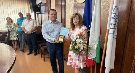 Кметът Пенчо Милков награди директори на образователни институции, излизащи в пенсия