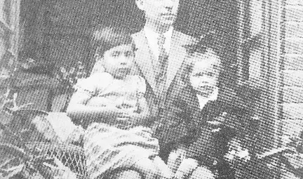 Нико Просеничков с дъщерите си Лиляна и Милкана, 1927 г. Снимката е публикувана за пръв път в „Утро“ през 1990 г. като част от архива на Лиляна Балканска, изследван от Веселина Антонова. Нико Просеничков с дъщерите си Лиляна и Милкана, 1927 г. Снимката е публикувана за пръв път в „Утро“ през 1990 г. като част от архива на Лиляна Балканска, изследван от Веселина Антонова.