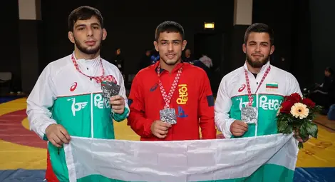 Георги /в средата/ спечели за втора поредна година бронз от европейско първенство. Снимка: Българска федерация по борба Георги /в средата/ спечели за втора поредна година бронз от европейско първенство. Снимка: Българска федерация по борба