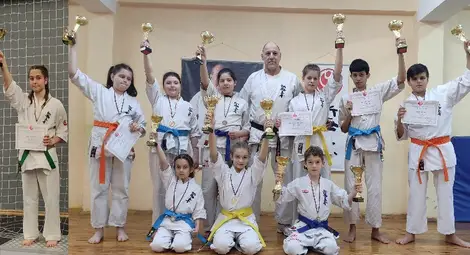 Каратистите на Румен Калинов с 10 медала и специални купи