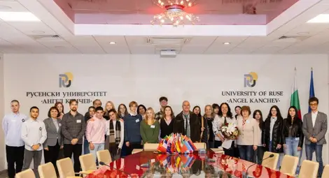 Кръгла маса в Русенския университет събра ученици от България, Латвия, Румъния и Гърция Кръгла маса в Русенския университет събра ученици от България, Латвия, Румъния и Гърция