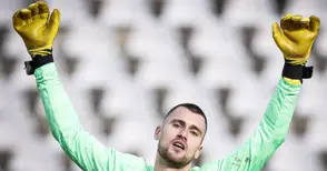 Иван Гошев отрази две дузпи, Вангелов с гол в Пловдив