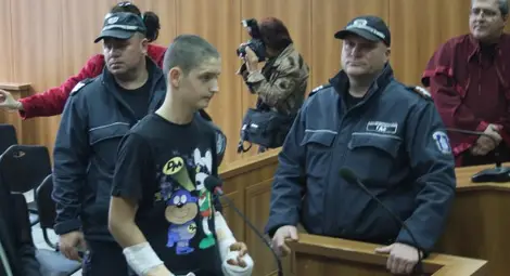 Трагедията в Пловдив: Иван пробол 12 пъти Искрен заради 350 лева