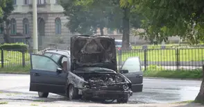 Стар фолксваген пламна на оживено кръстовище