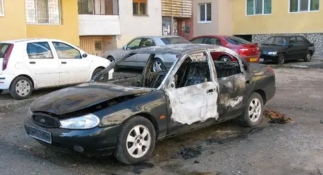 Искра от таблото изпепели купето на форд в „Чародейка“ Искра от таблото изпепели купето на форд в „Чародейка“