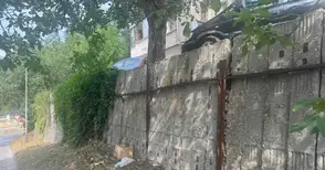 Подпорна стена от стари жп траверси тревожи минувачите по улица „Тинтява“