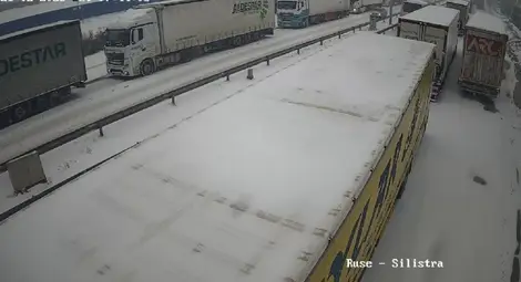 Пътят Русе – Бяла е затворен за камиони над 10 тона, снеговалежът се очаква да продължи през целия ден Пътят Русе – Бяла е затворен за камиони над 10 тона, снеговалежът се очаква да продължи през целия ден