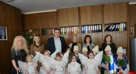 Малки коледари пяха за здраве и благополучие в кабинета на председателя на Общинския съвет Иво Пазарджиев