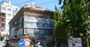 Стара къща зад Халите притеснява пешеходци