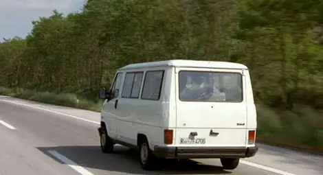 Паркиран от месец бус на "Борисова" намерен потрошен