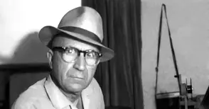 „Последният възрожденец“ - другата същност на мъжа с неизменното бомбе от старите снимки